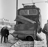 128579 Afbeelding van een door een electrische locomotief uit de serie 1100 van de N.S. aangereden veewagen op een ...